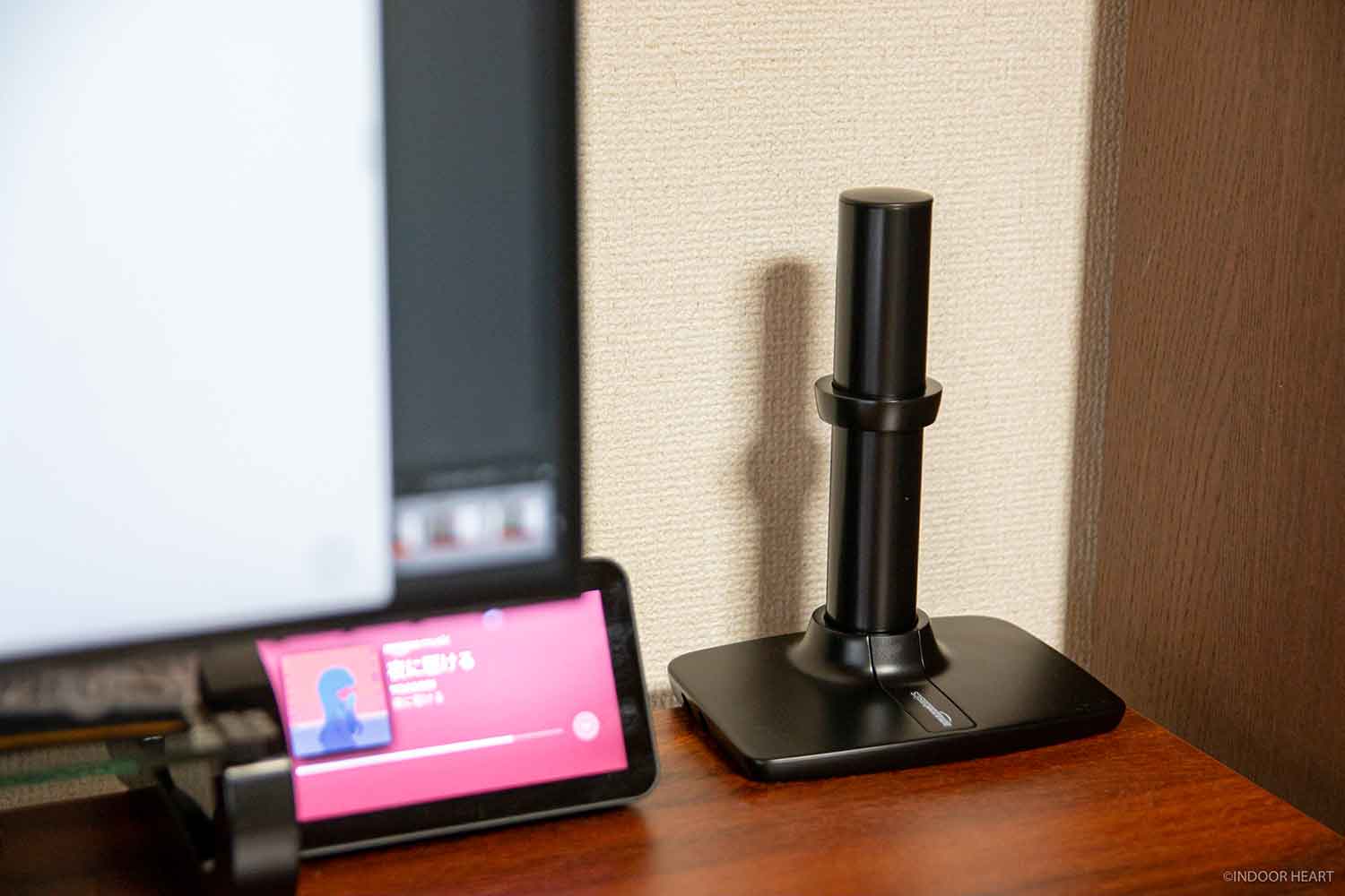 ノートPCを宙に浮かせる。 Amazonベーシック製「ノートPCマウント